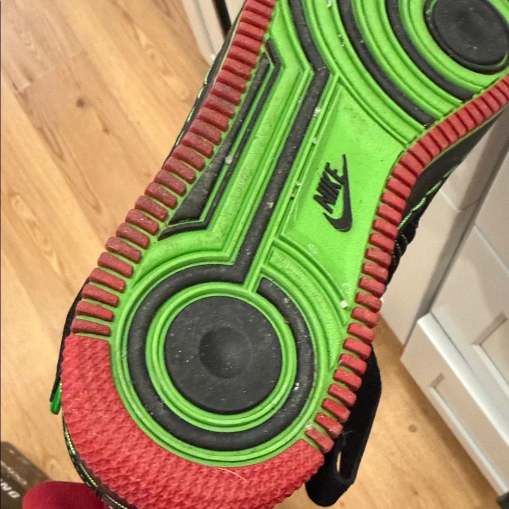 Nike Black and Red Men's Sneakers with Green Accents - Picture 3 of 8